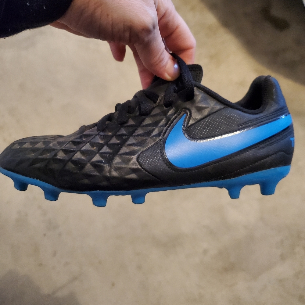 Nike Youth soccer cleets Size 4